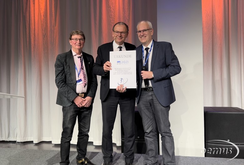 Die DGZI ist ab 2022 Mitglied der Deutschen Gesellschaft für Zahn-, Mund- und Kieferzahheilkunde. Prof. Dr. Dr. Jörg Wiltfang, Präsident elect der DGZMK übergab am Freitag höchstpersönlich die Mitgliedsurkunde.