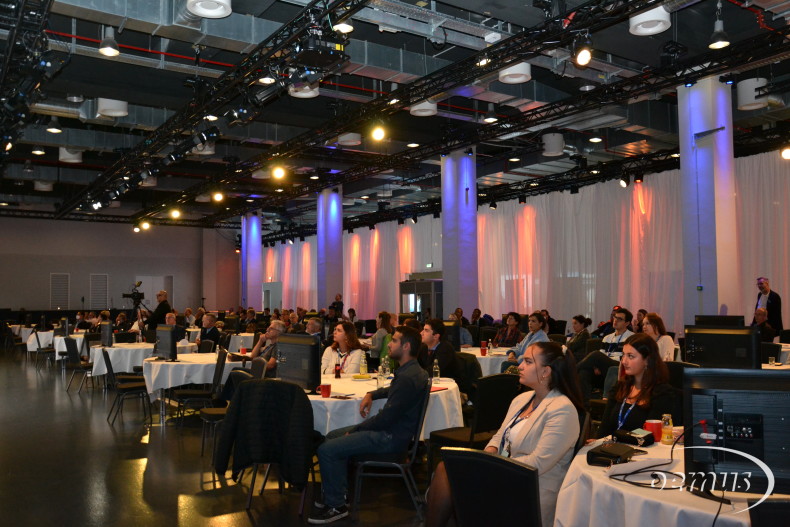 Blick ins Podium des gut besuchten 51. DGZI-Kongresses.