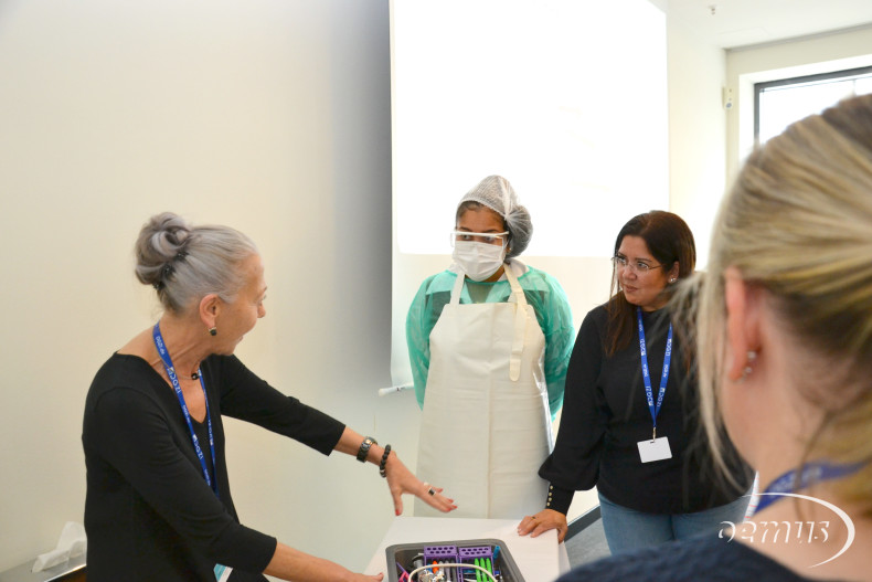 Iris Wälter-Bergob im Team Seminar zur Hygiene in der Zahnarztpraxis.